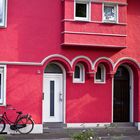 rotes Haus mit Fahrrad