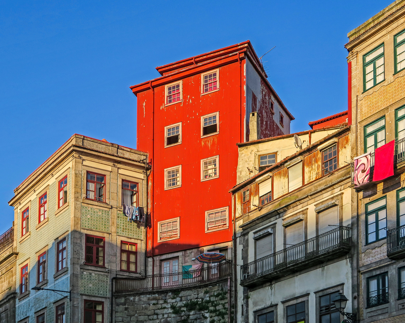 Rotes Haus mit Nachbarschaft