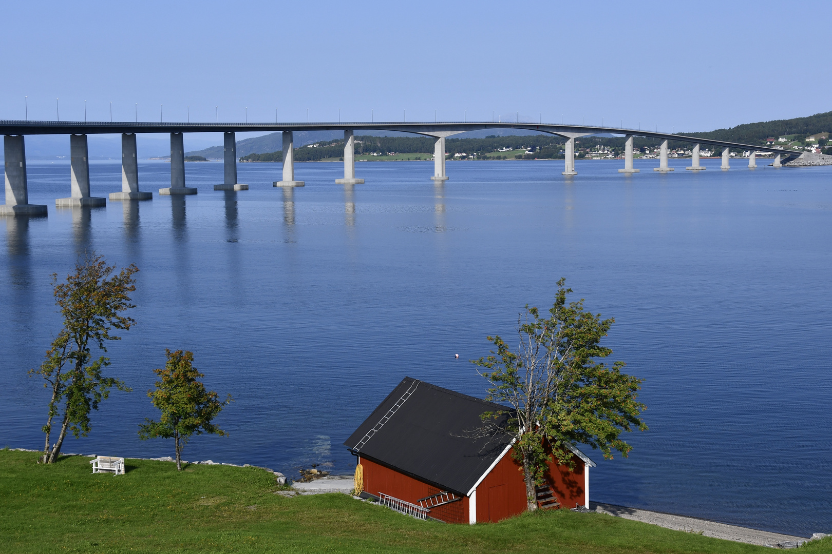 Rotes Holzhaus irgendwo in Norwegen