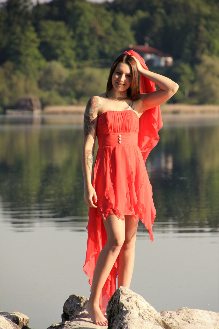 Rotes Kleid am See