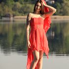 Rotes Kleid am See