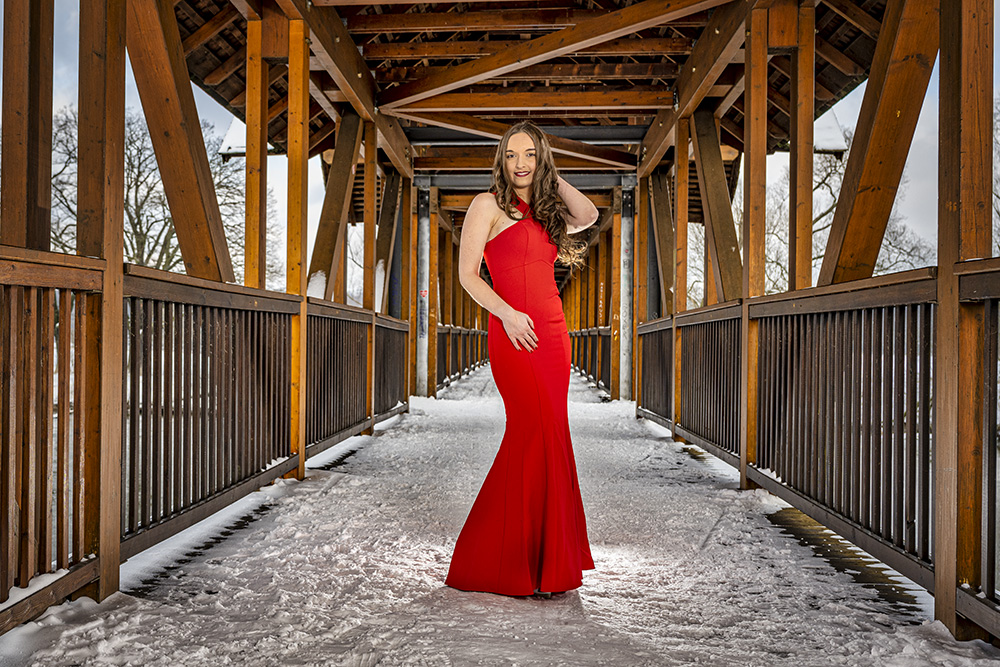 ...... rotes Kleid im Schnee