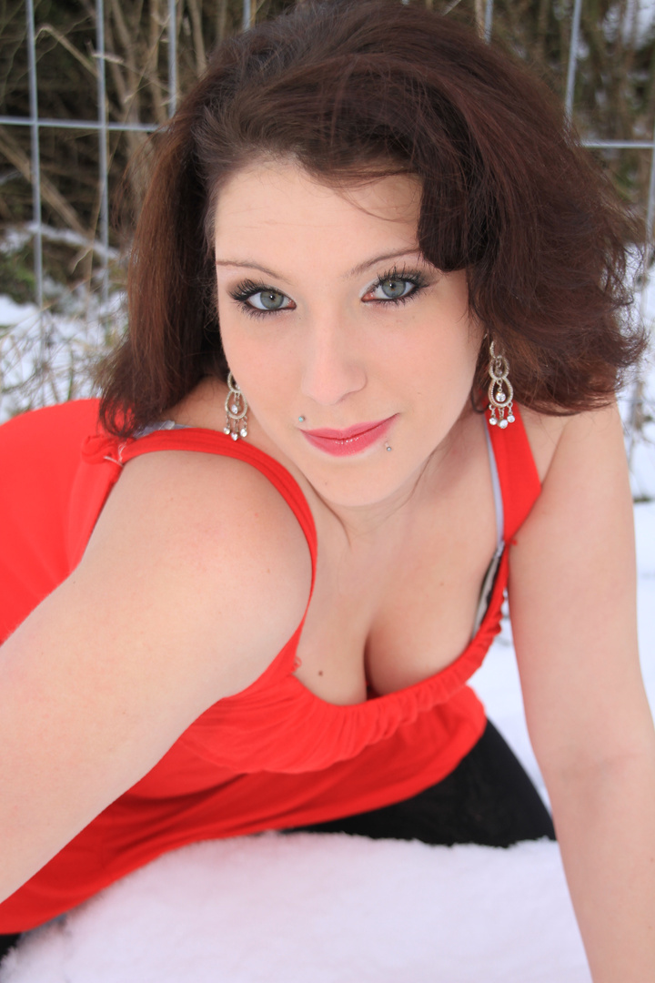 Rotes Kleid im Schnee