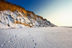 Rotes Kliff in Weiss