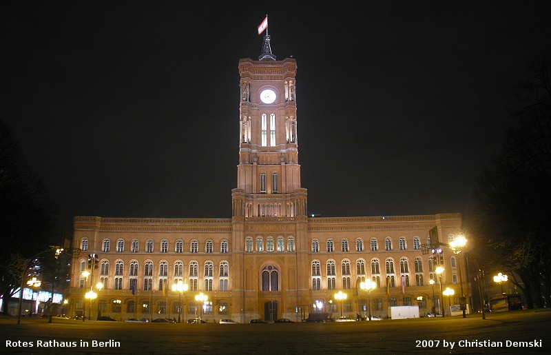 Rotes Rathaus bei Nacht