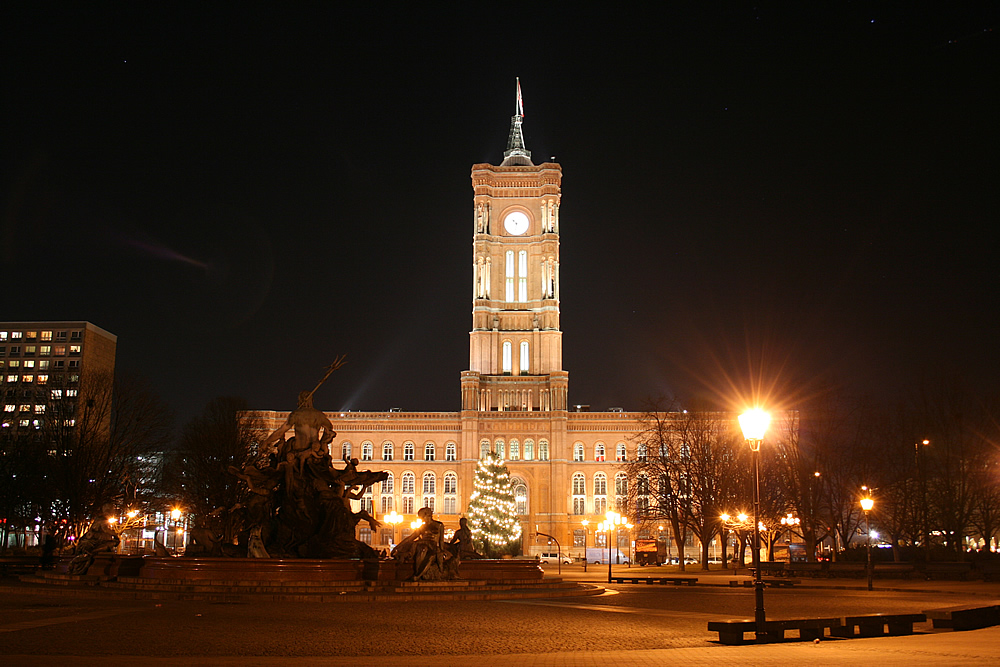 Rotes Rathaus bei Nacht