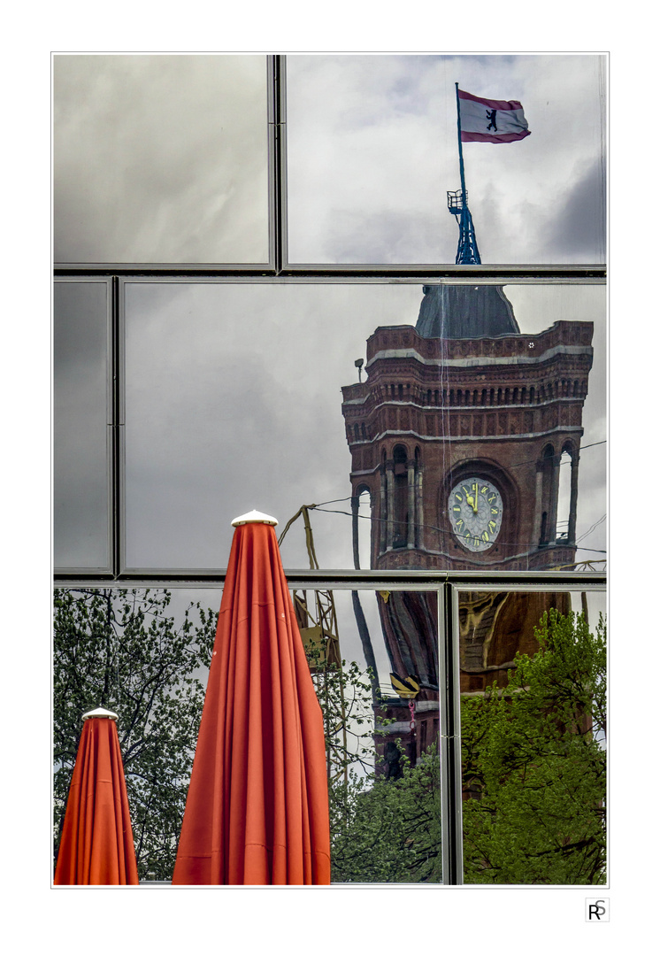 Rotes Rathaus Berlin am Spiegel-Dienstag