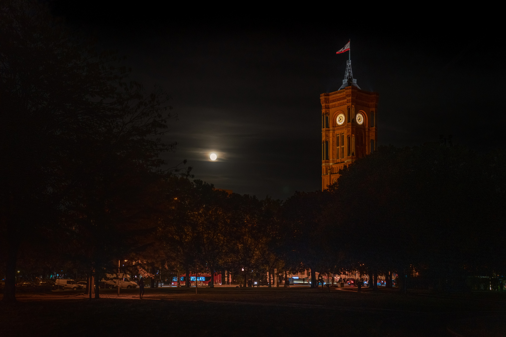 Rotes Rathaus im Abendlicht