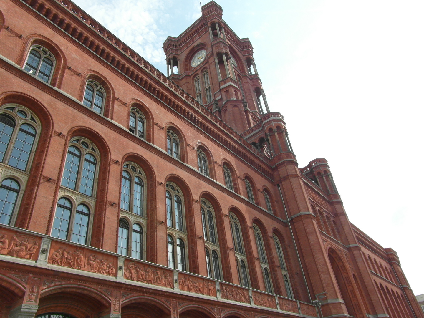 Rotes Rathaus in Berlin, Teil der Frontfassade mit Türmchen