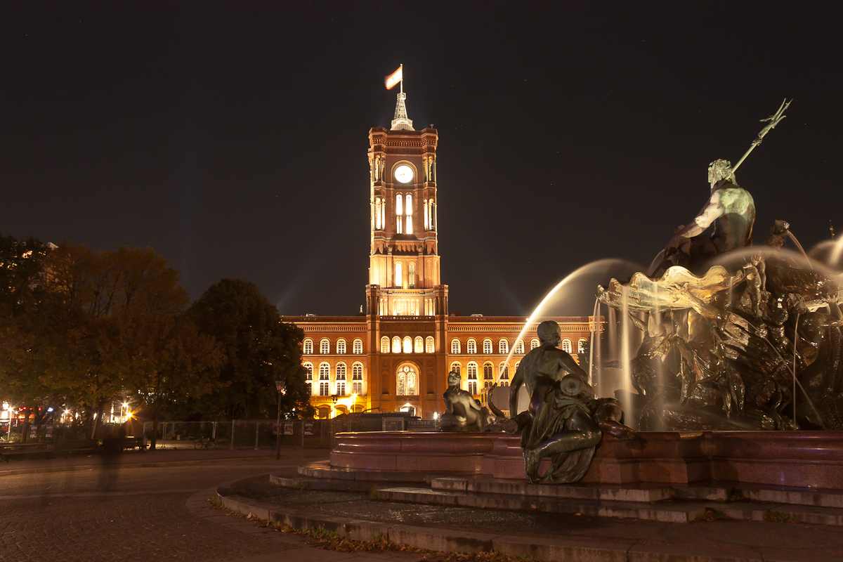 rotes rathaus mit springbrunnen