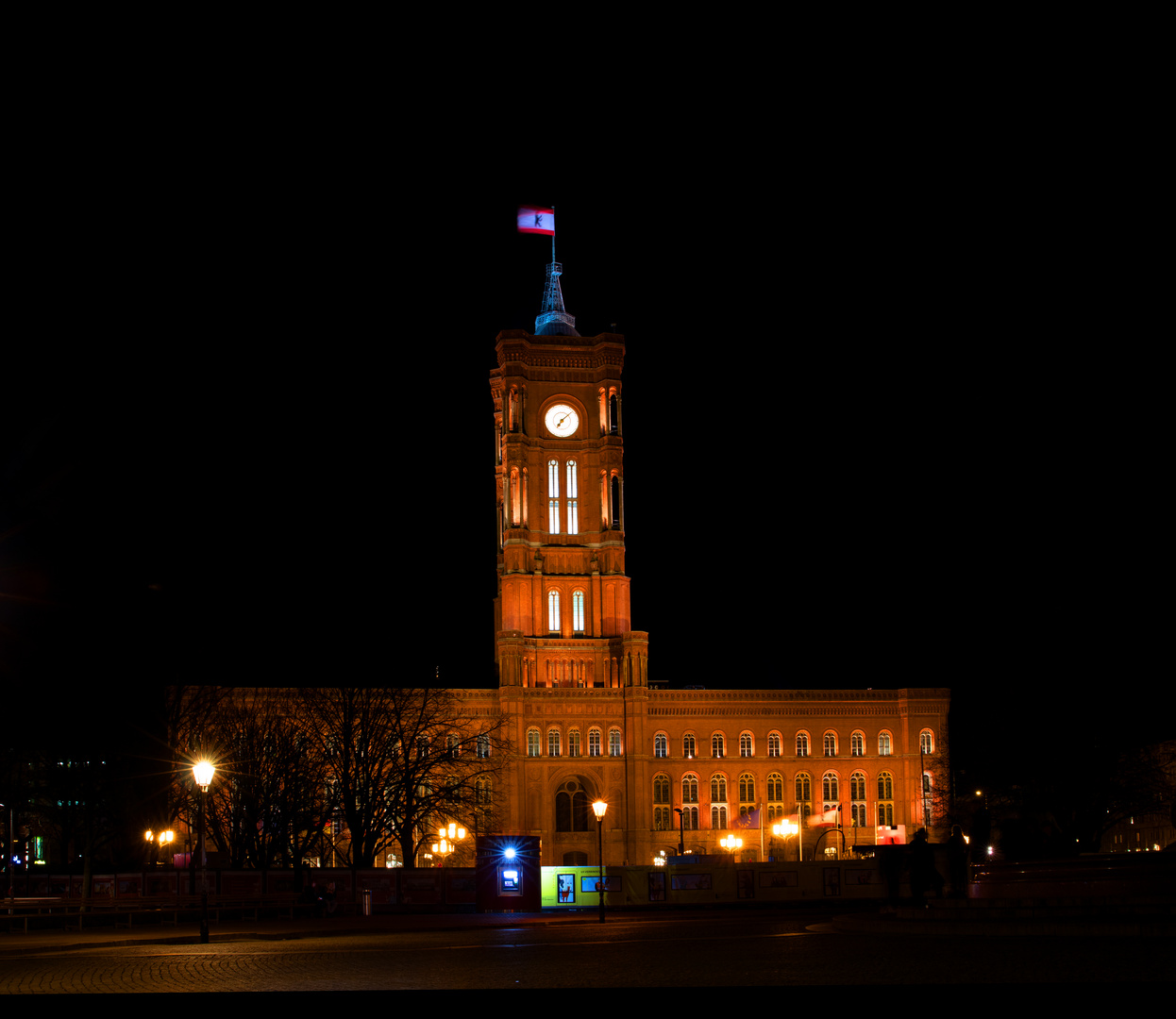 rotes Rathaus nachts