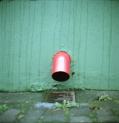 Rotes Rohr auf grünem Grund !!!