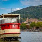 Rotes Schiff vorm Schloss