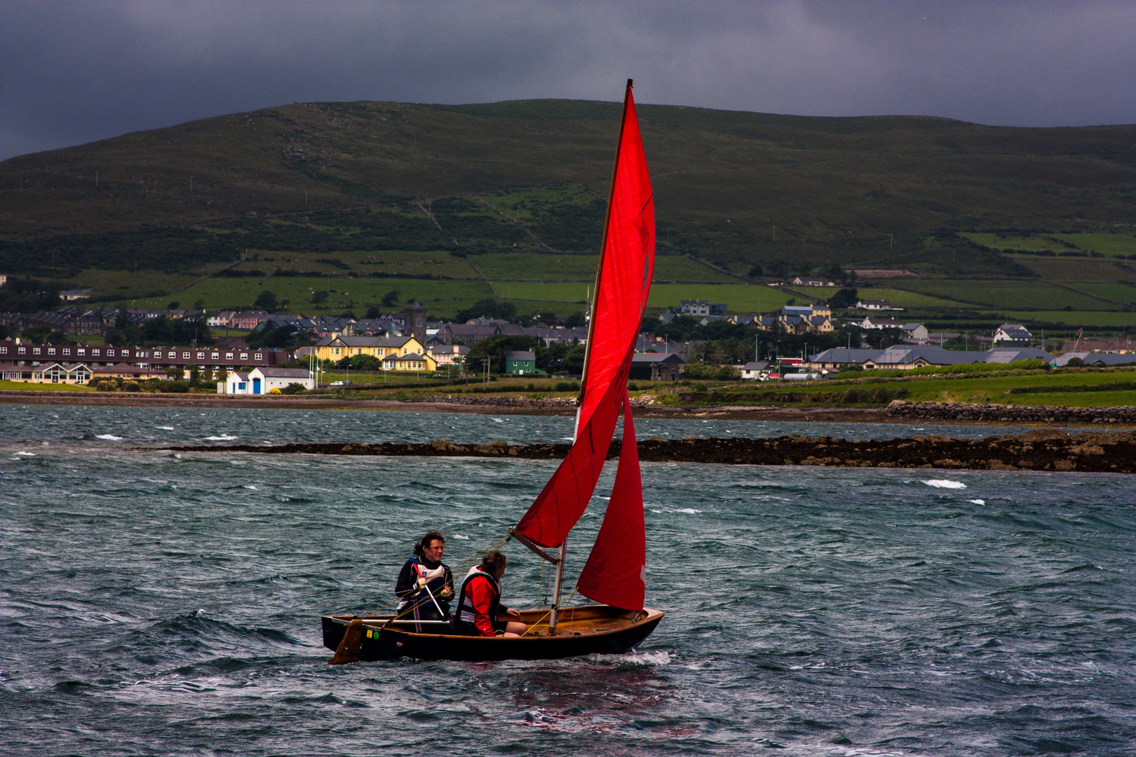 Rotes Segel in Dingle Harbour