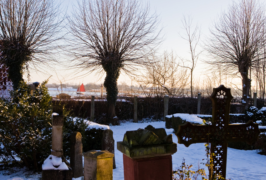 Rotes Segelboot im Winter von APOCLOPO 