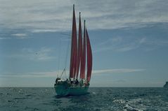 Rotes Segelschiff vor Lanzarote