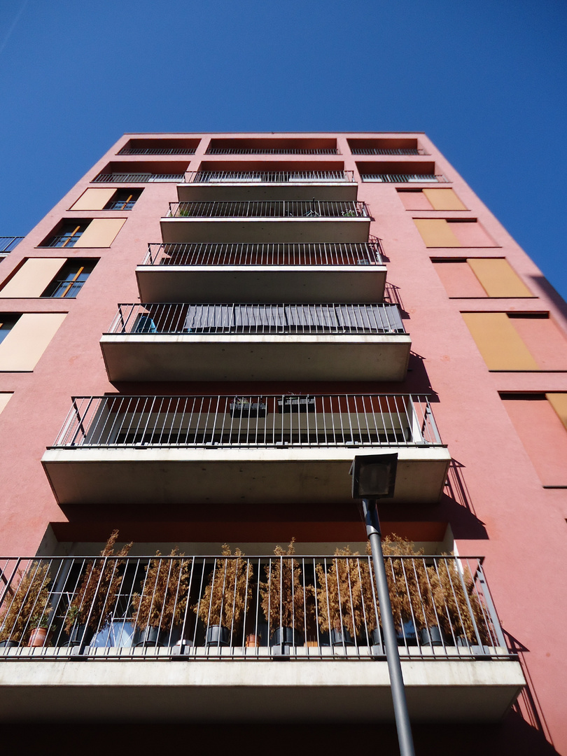 Rotes Skyline-Balkonien