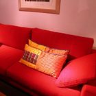 rotes sofa mit kissen