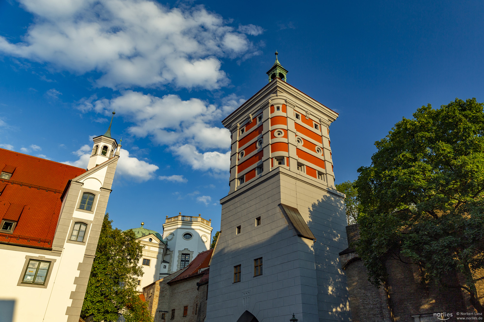 Rotes Tor mit Wolken