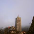 Rotes Tor vor dem Nebel