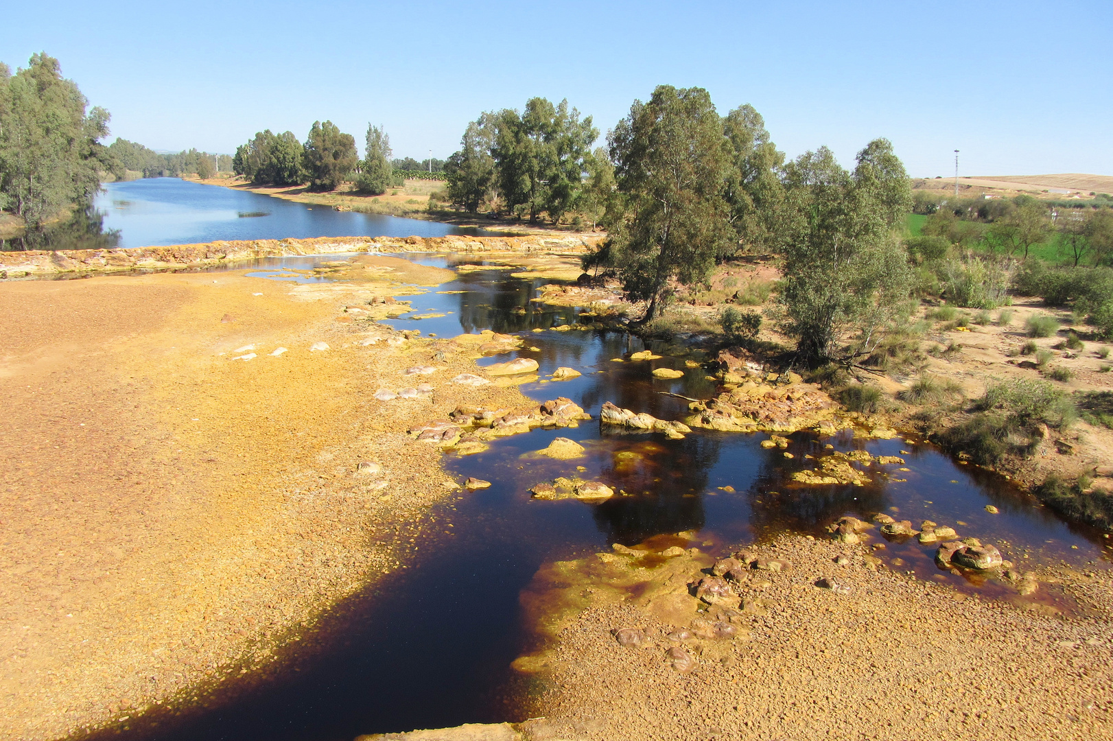 rotes Wasser: der "Rio Tinto" bei Niebla