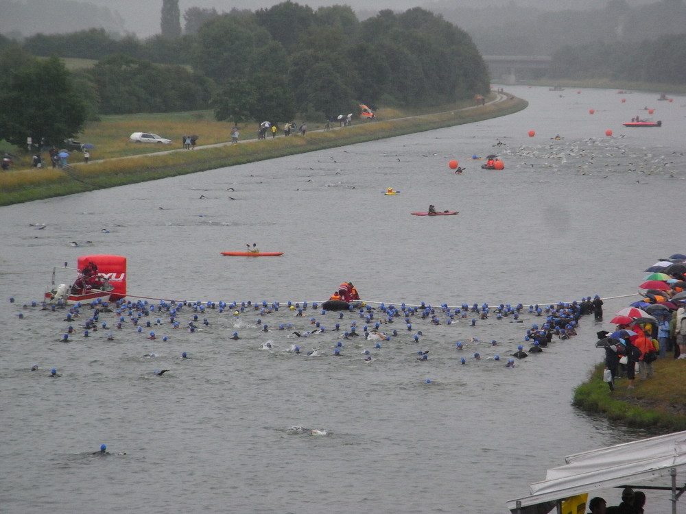 Roth Challenge 2008: Start der letzten Gruppe Staffelschwimmer