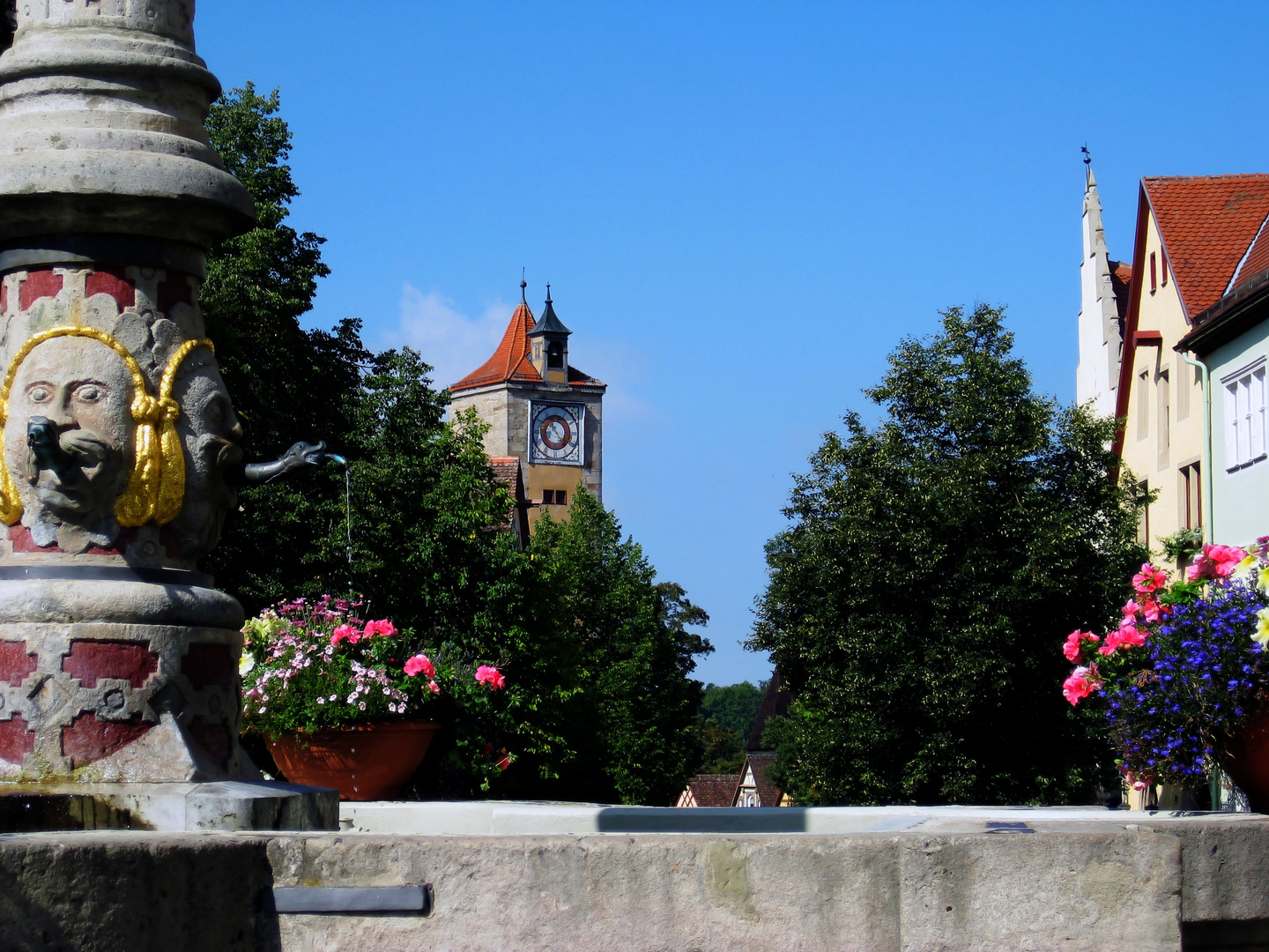 Rothenburg: Herrnbrunnen mit Burgtor