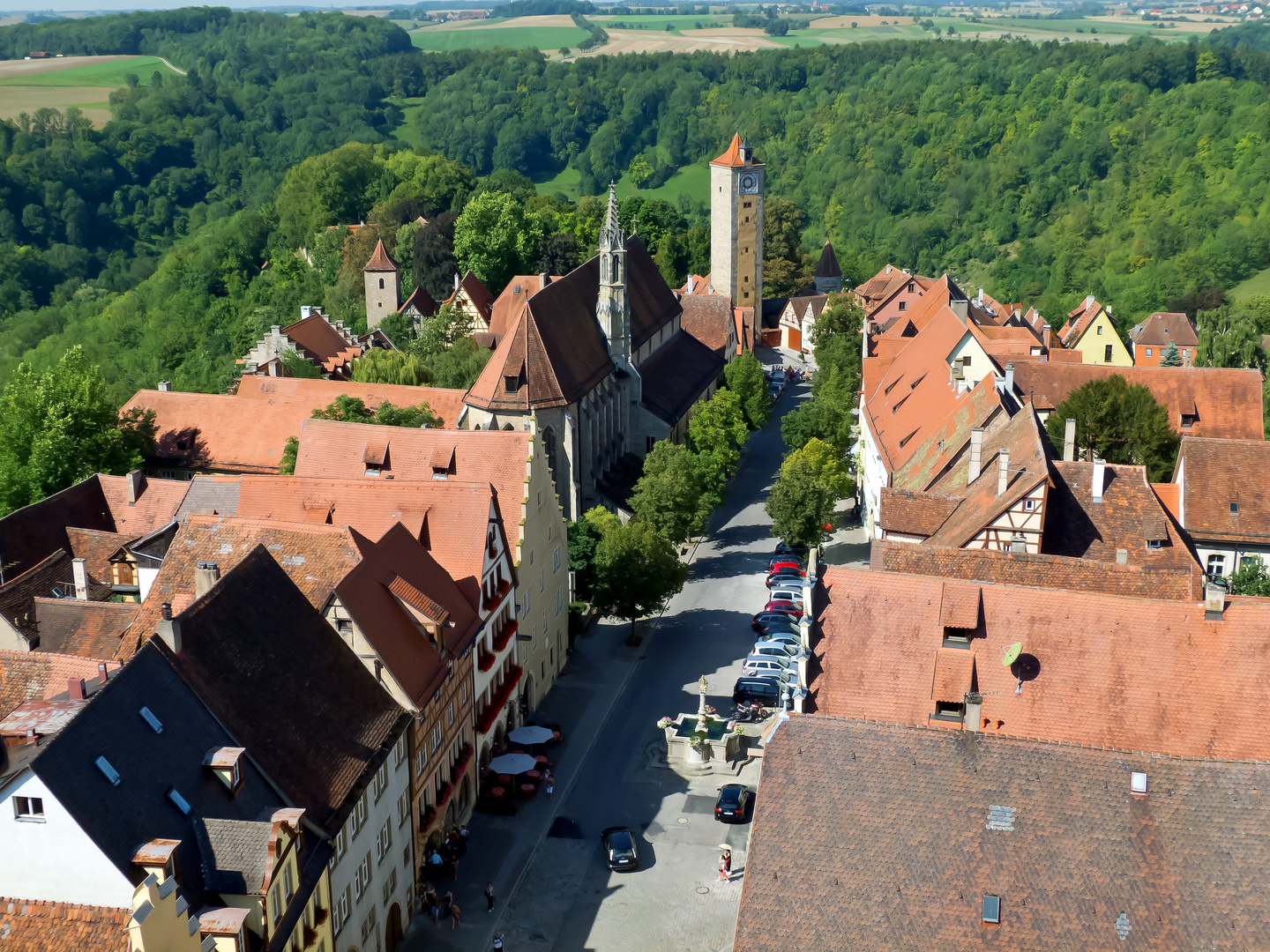 Rothenburg, Herrngasse mit Franzsiskanerkirche und Burgtor