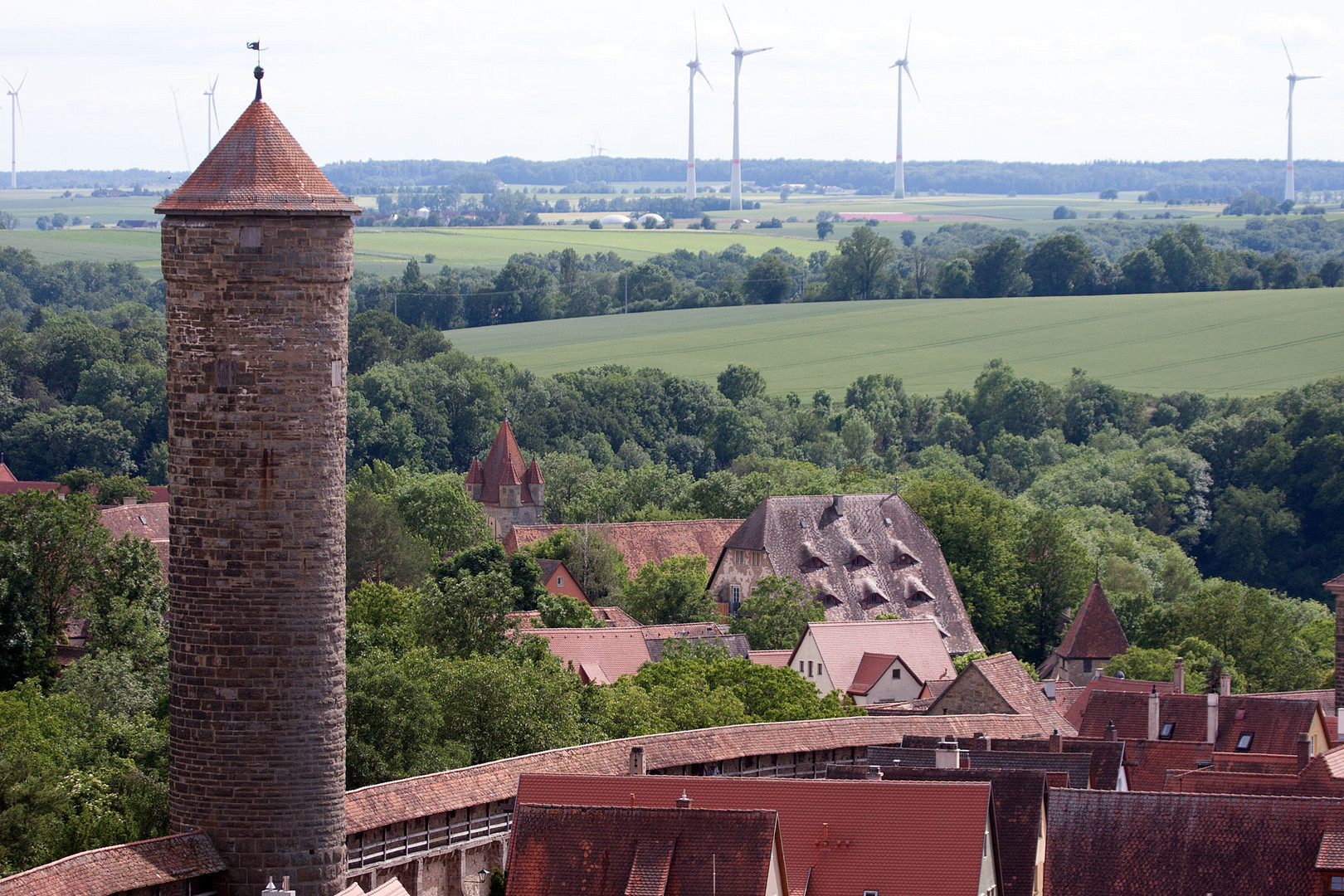 "Rothenburg ob der Tauber" mit Blick auf Klosterturm, Burgmauer und Wehrgang