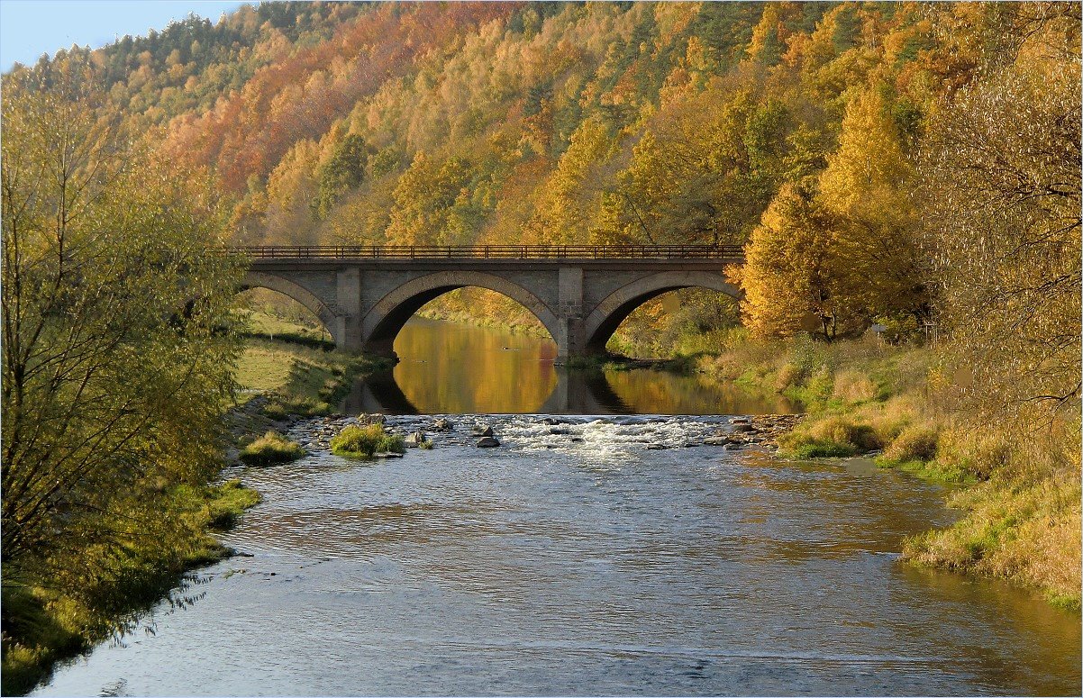 Rothenthaler Eisenbahnbrücke im Herbst