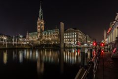 Rotlicht vor dem Hamburger Rathaus