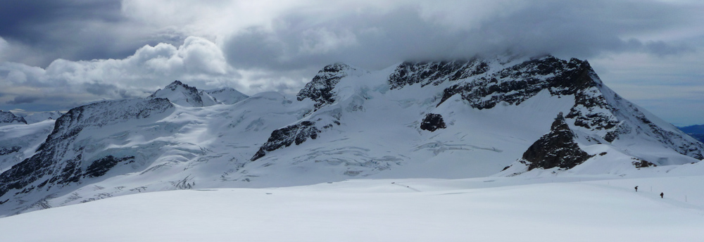 Rottalhorn und Jungfrau in Wolken