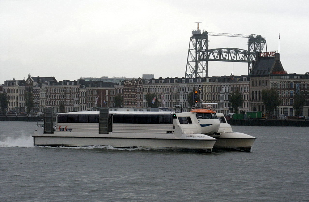 Rotterdam: Express-Katamaranfähre mit Hubbrücke...