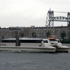 Rotterdam: Express-Katamaranfähre mit Hubbrücke...