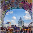 Rotterdam Markthalle mit Blick auf den Bleistiftturm