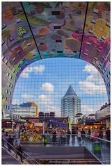 Rotterdam Markthalle mit Blick auf den Bleistiftturm