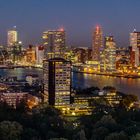 Rotterdam. Skyline bei Nacht.