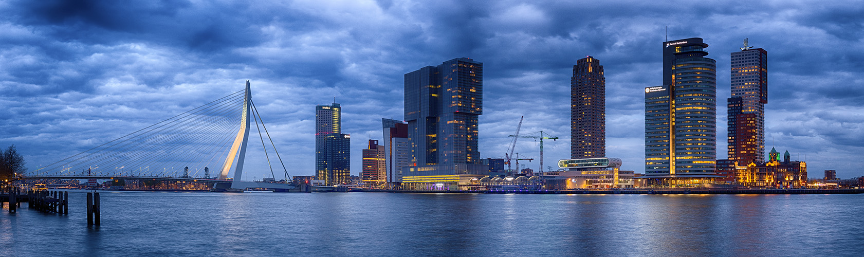 Rotterdam zur blauen Stunde