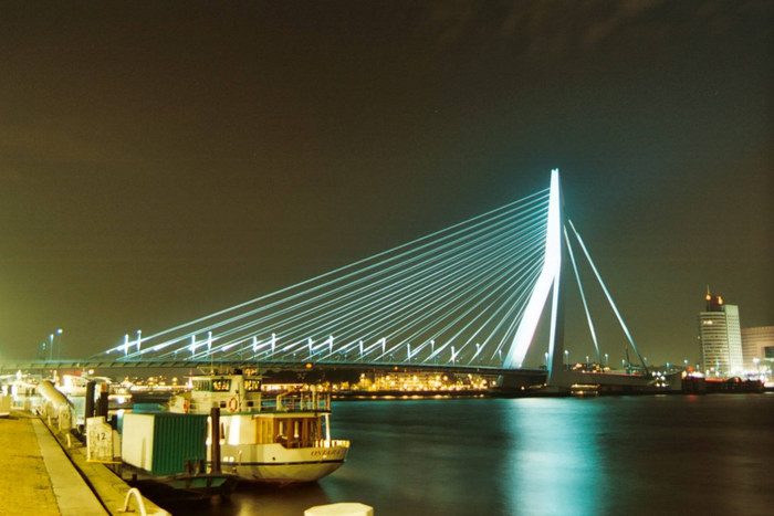 Rotterdamer Hafen bei Nacht