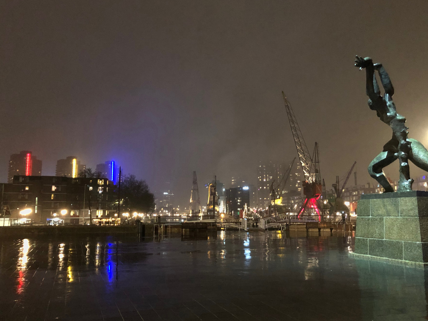 Rotterdamer Hafen bei Nacht