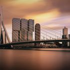 Rotterdamer Hafen mit der Erasmusbrücke