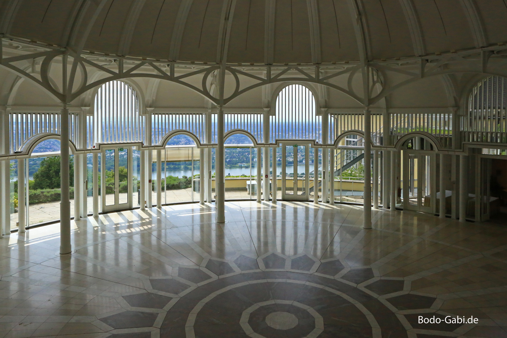 Rotunde mit Ausblick