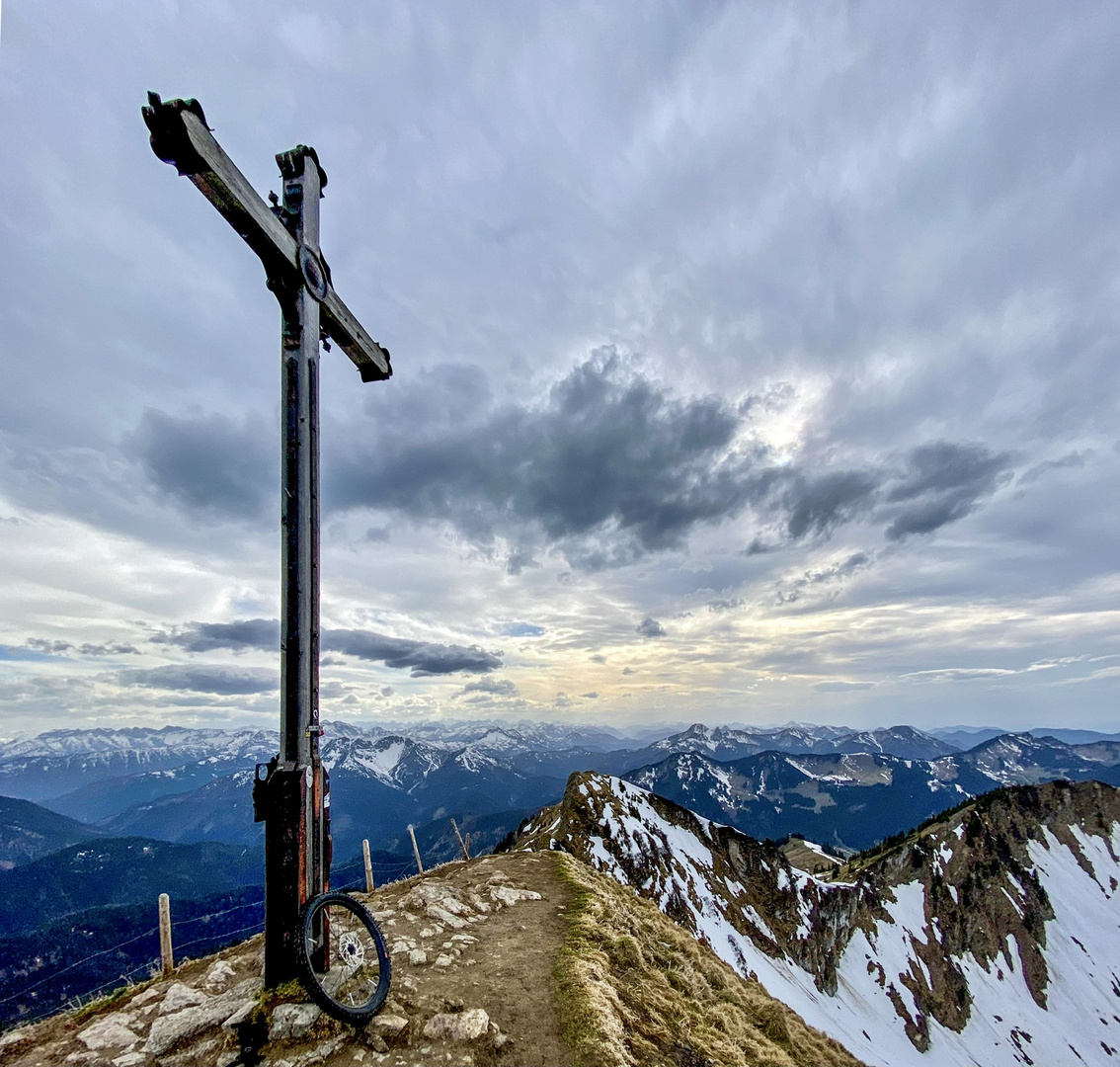 Rotwand Gipfelkreuz mit Vorderrad 