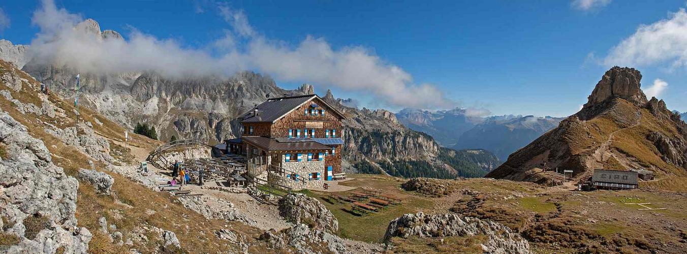 Rotwandhütte mit Blick auf Marmolada