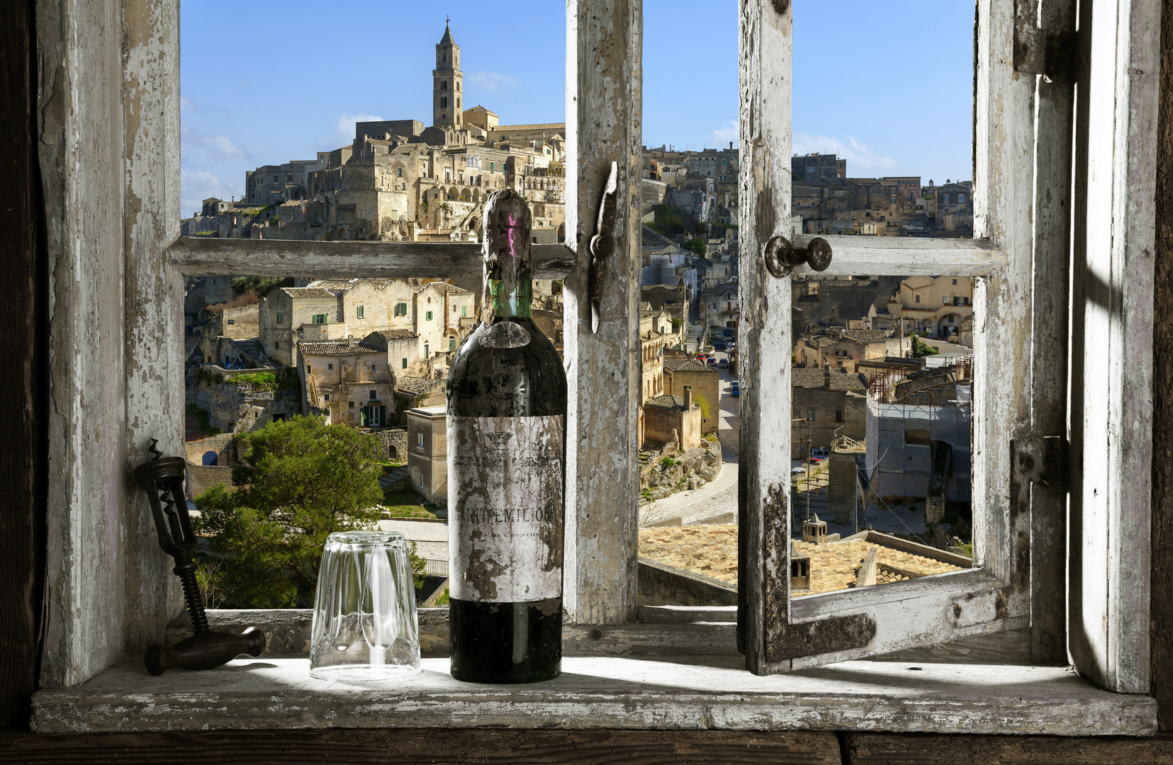 Rotwein am Fenster