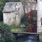 ..Roue du moulin aux teintes automnales..