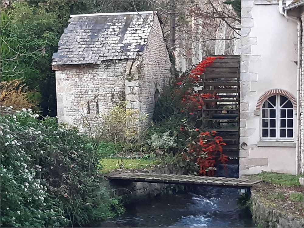 ..Roue du moulin aux teintes automnales..