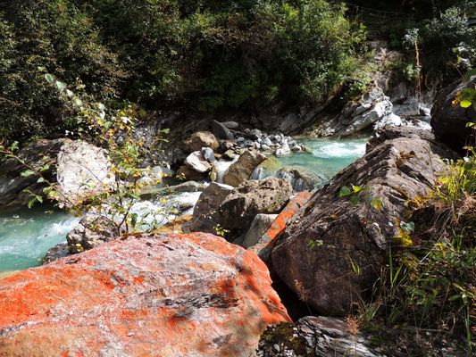 Rouge des roches avec le Bon Nant