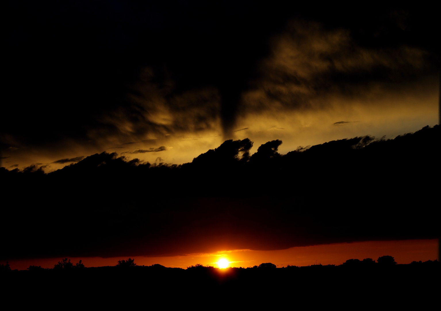 Rouge & Noir. Le ciel bouge ce soir.