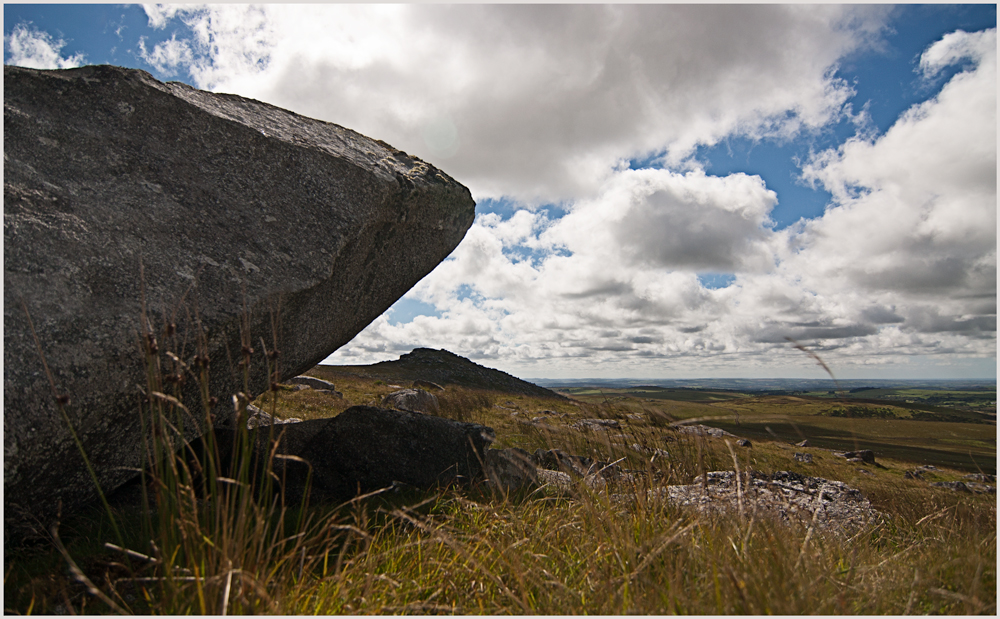 Rough Tor - Blick durch Felskante